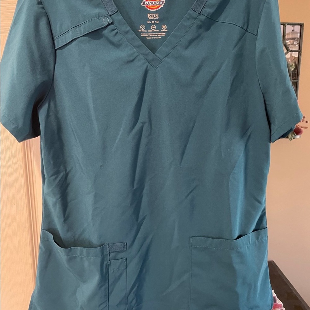 Medium scrub shirt lot - Picture 2 of 8